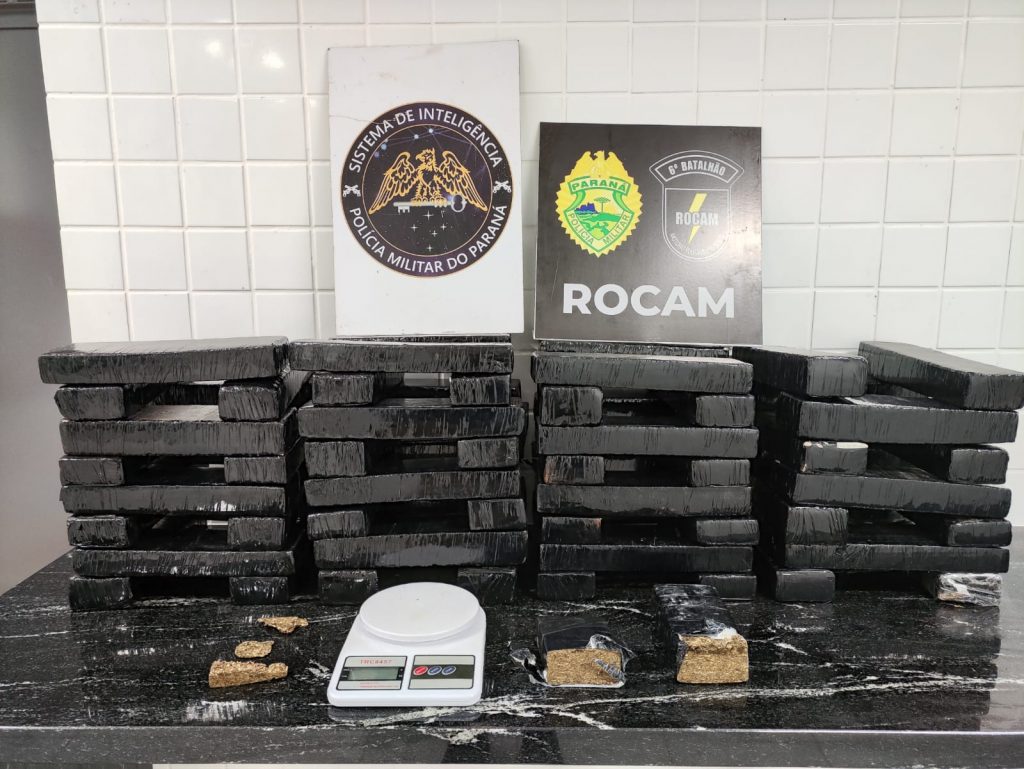 Polícia Militar recolhe quase 50 kg de maconha e detém suspeito no Bairro Santa Felicidade