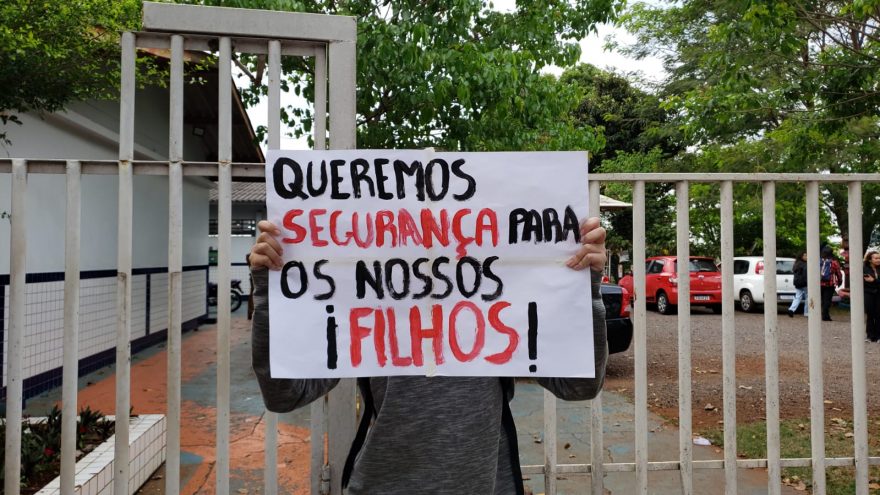 Alunos indignados fazem manifestação sobre situação de homem preso por assédio no Colégio Ieda Baggio Mayer