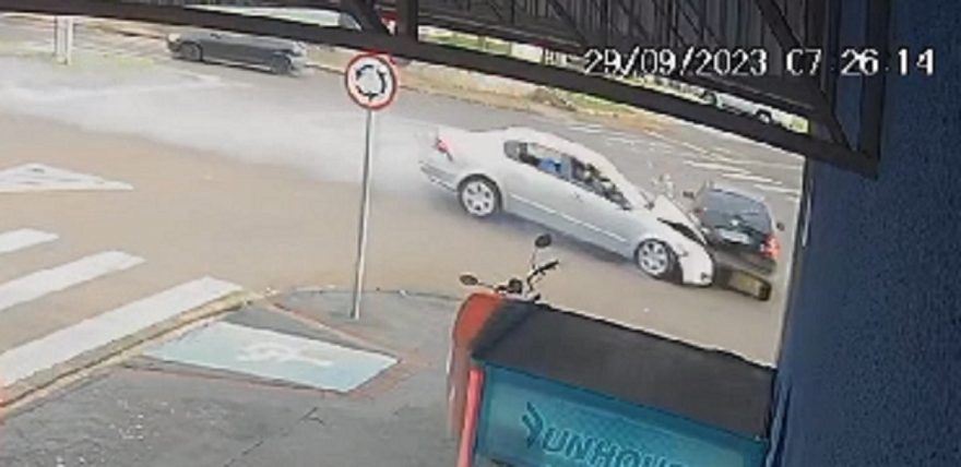 Câmera registra forte colisão no Bairro 14 de Novembro