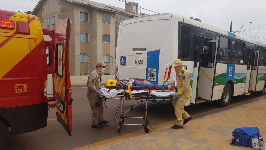 Idosa é socorrida pelo Siate após cair no ponto de ônibus