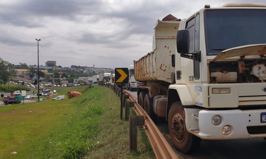 Caminhão quebra em cima do viaduto da Petrocon e deixa Rodovia BR-277 parcialmente interditada