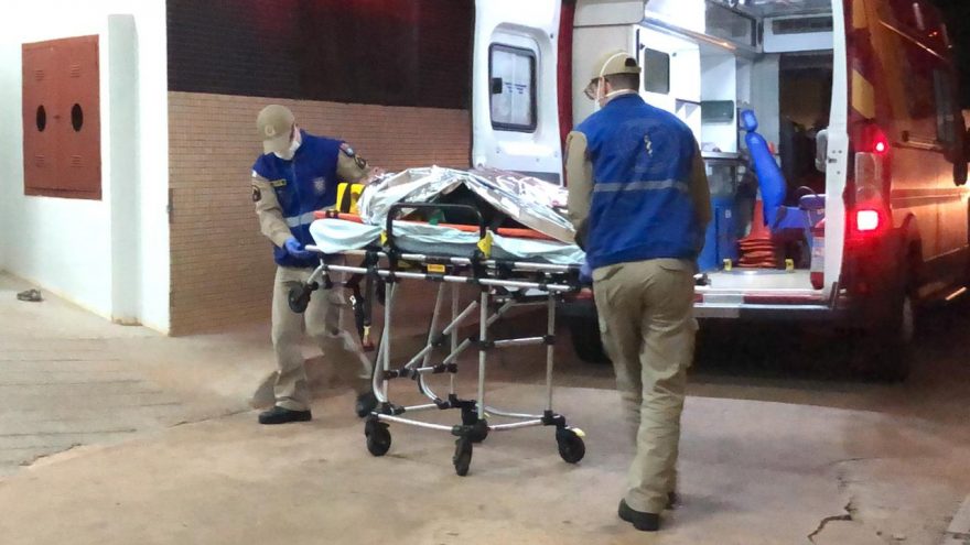 Homem sofre contusão em crânio ao dividir bola em partida de futebol