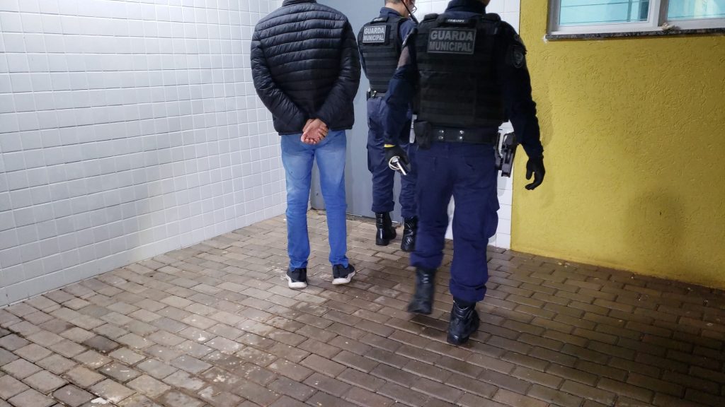 Com mandado de prisão em aberto, homem procura a GM e se entrega