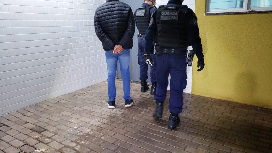 Com mandado de prisão em aberto, homem procura a GM e se entrega