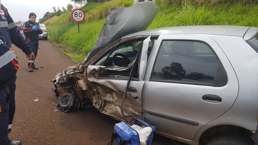 Acidente entre Palio e carreta deixa cinco feridos na BR-277