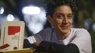 Poeta vencedora do Prêmio Jabuti transita do slam à literatura grega Poeta vencedora do Prêmio Jabuti transita do slam à literatura grega