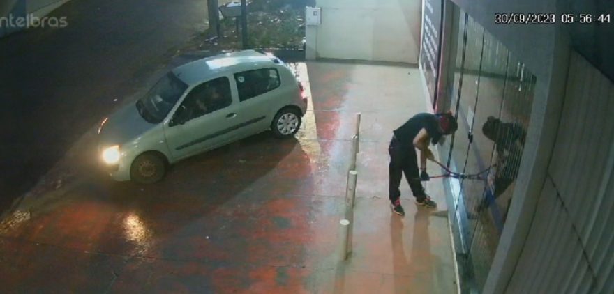 Câmeras registram tentativa de arrombamento de loja no Floresta