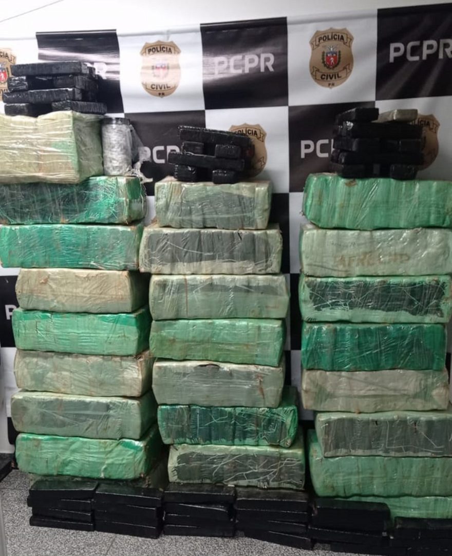 Meia tonelada de maconha é apreendida em carro roubado