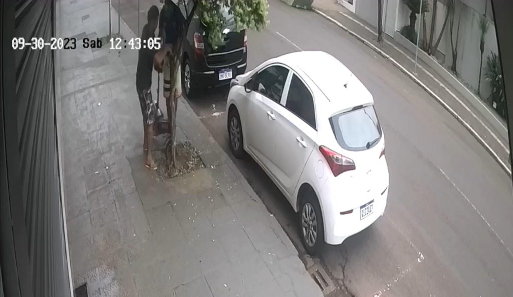 Câmera flagra ladrões furtando patinete elétrico na Rua Rio de Janeiro