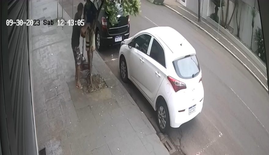 Câmera flagra ladrões furtando patinete elétrico na Rua Rio de Janeiro