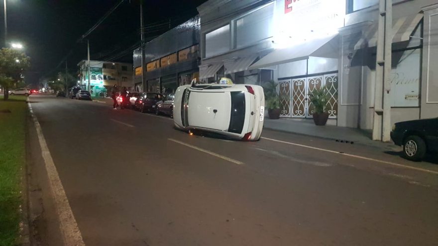 Acidente na Avenida Brasil faz Gol tombar após colidir com HB20 estacionado