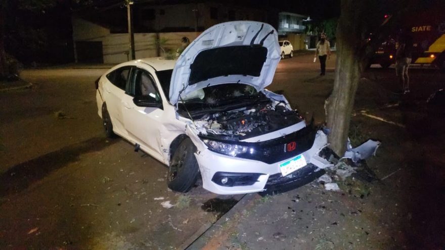 Forte acidente entre Civic e Fiesta é registrado na Rua Osvaldo Cruz