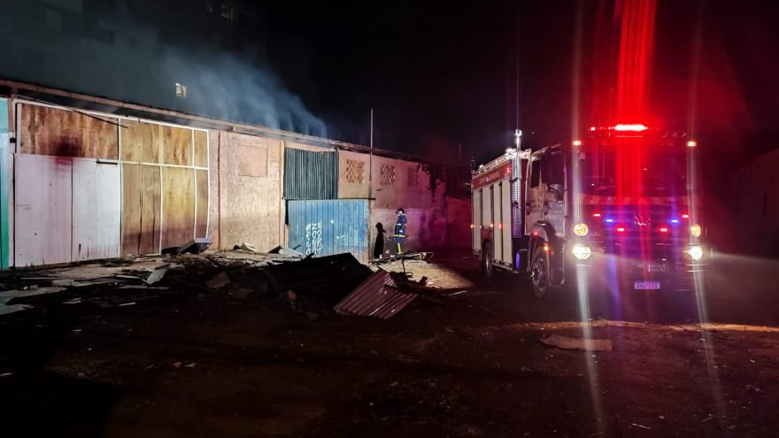 Incêndio atinge edificação na Rua Visconde de Guarapuava em Cascavel