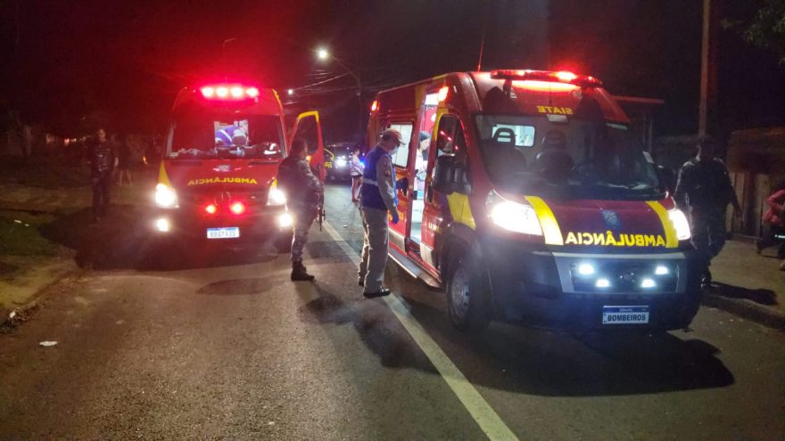 Acidente entre moto e bicicleta deixa dois feridos na esquina da Av. Corbélia com a Rua Serra Dourada