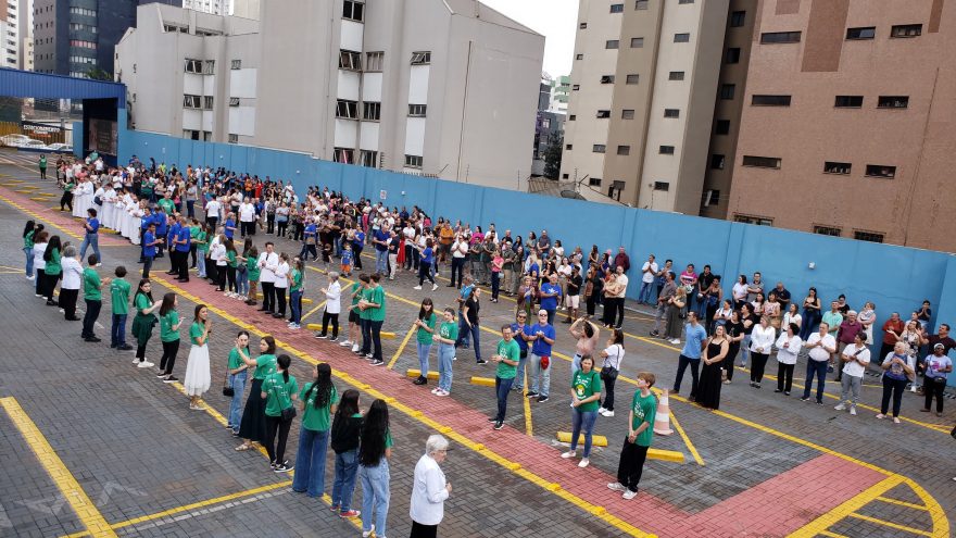 Fiéis aguardam a chegada da imagem peregrina de Nossa Senhora Aparecida