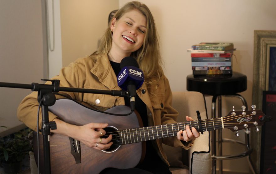 Cantora cascavelense Vicka apresenta EP ‘Entrega’