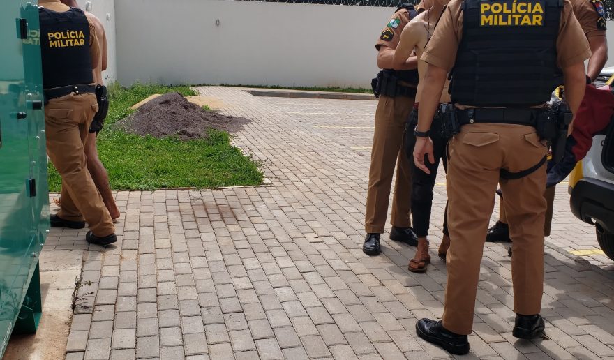 PM aborda dois indivíduos em Escort com alerta de roubo