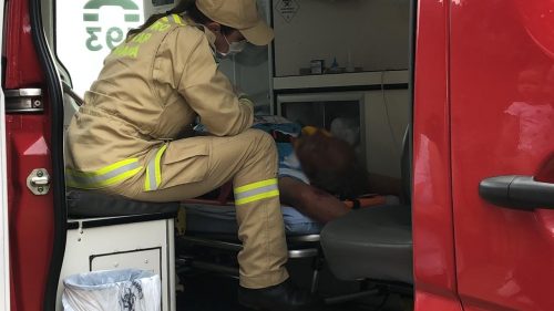 Idoso sofre contusão no nariz após cair no bairro Santa Felicidade Imagem referente a Idoso sofre contusão no nariz após cair no bairro Santa Felicidade