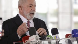 Lula deixa hospital em Brasília após cirurgia