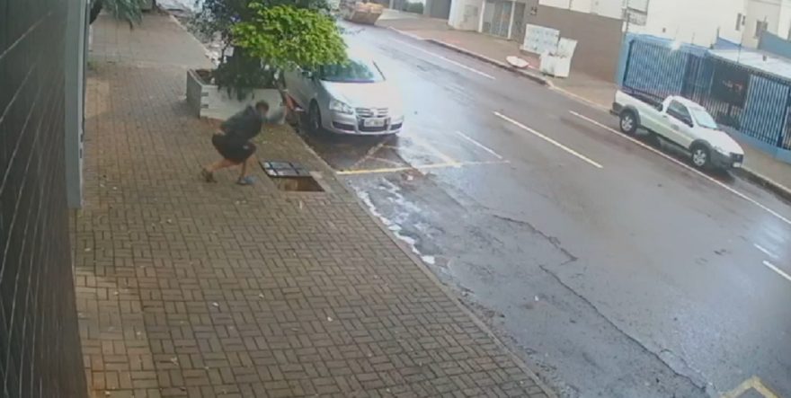 Câmera registra furto de hidrante no Centro