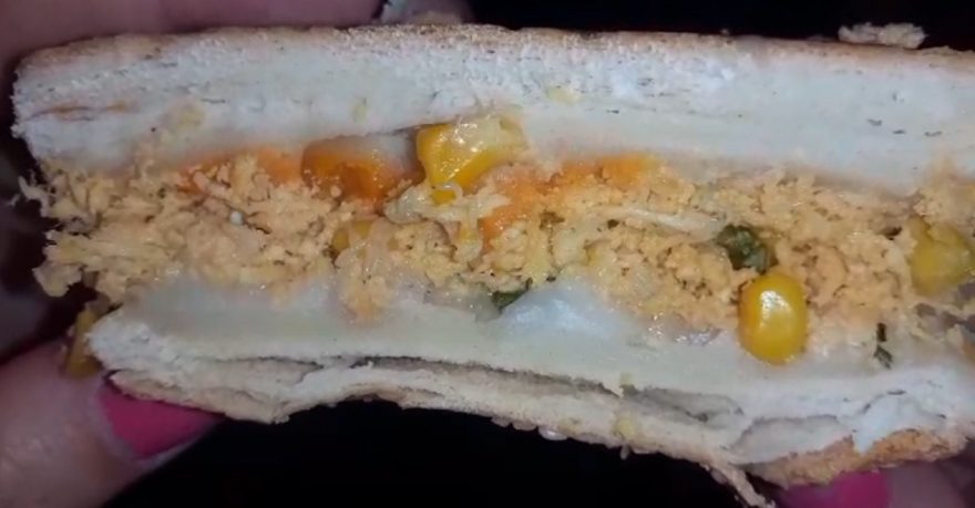 Recheio de frango com larvas: Internauta reclama de lanche contaminado