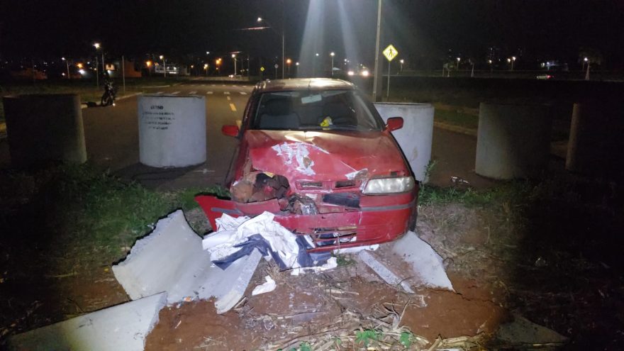 Carro com placas de Maringá é abandonado após acidente no Tropical II