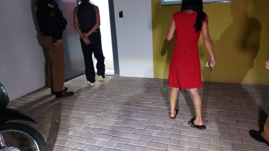 Homem é preso após cortar a mão da companheira com uma faca