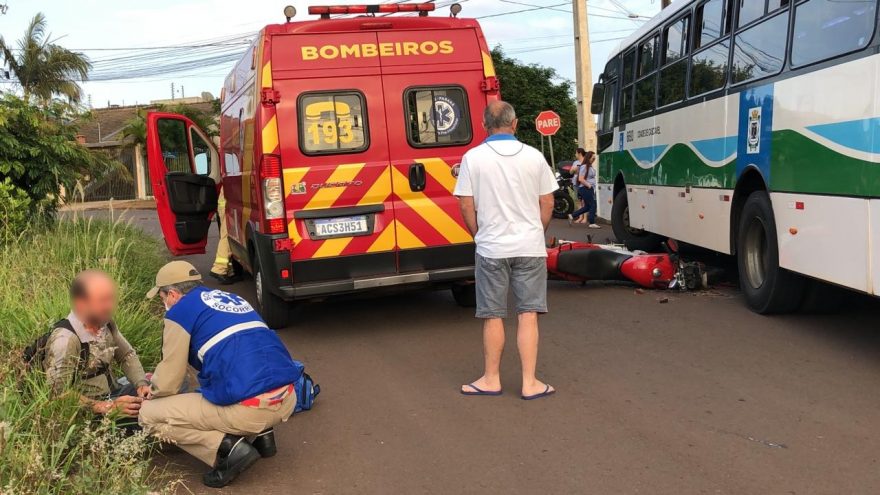 Ônibus do transporte coletivo para em cima de motocicleta e homem sobrevive no Jardim Montreal