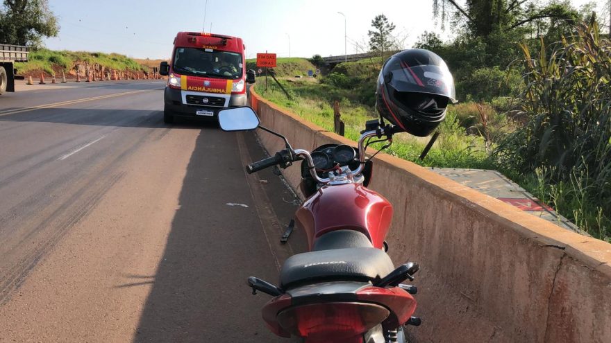 Motociclista sofre fratura no punho após pneu de moto estourar na BR-163