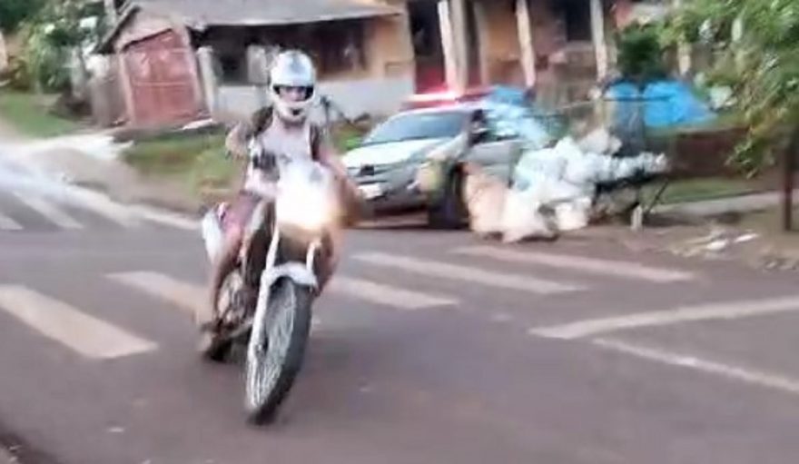 Motociclista embriagado é preso após fuga alucinante e acidente em Três Barras do Paraná