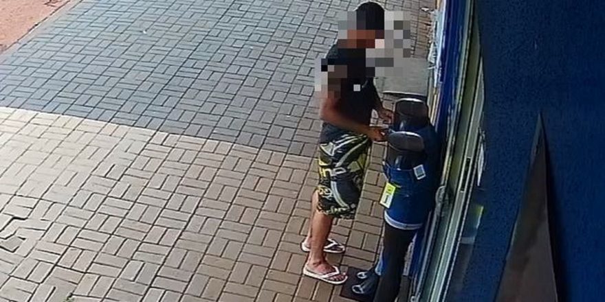 Nem o manequim foi poupado! Câmera flagra homem tentado furtar roupa