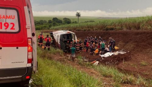 Sobe para 9 número de mortes em acidente com ônibus de fiéis em