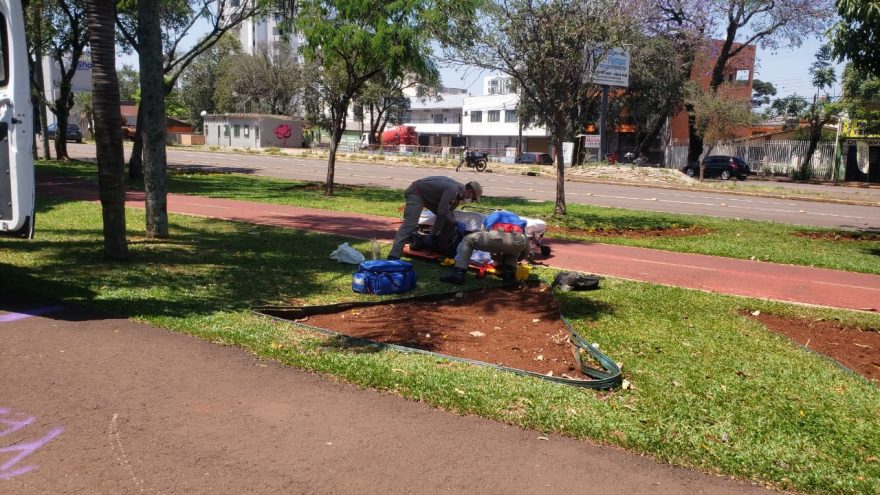 Ciclista cai na ciclovia e fica ferido no Centro