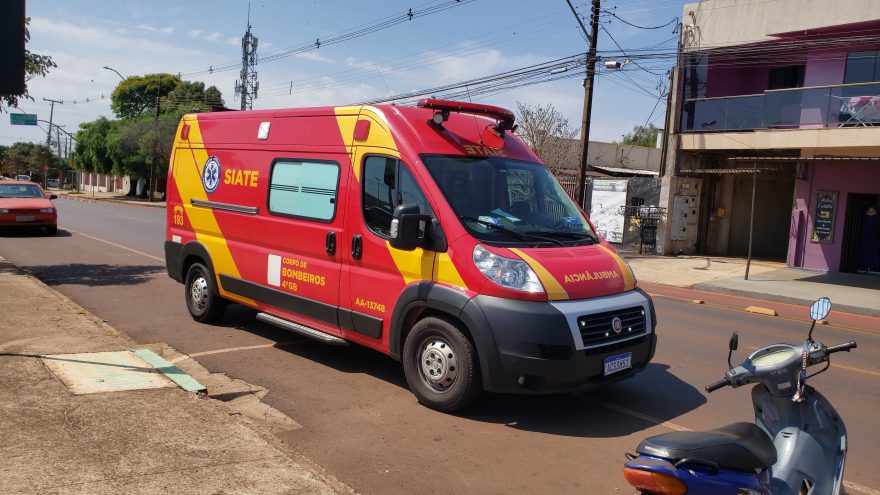 Motociclista fica ferida em acidente de trânsito na Avenida Tito Muffato