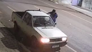 Câmera flagra ladrões furtando Saveiro utilizada em arrombamento de pizzaria no Consolata