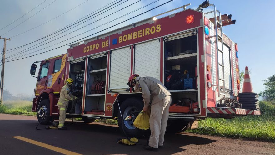 Corpo de Bombeiros combate incêndio em grande área de vegetação no Parque Verde