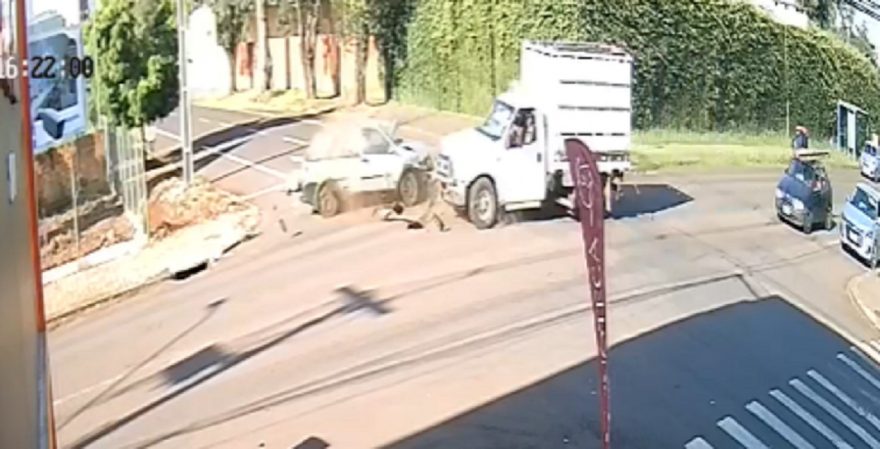 Câmera flagra acidente entre três carros na Rua São Paulo com Rua Uruguai
