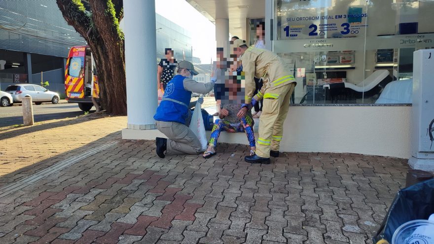 Idosa é socorrida pelo Siate após sofrer queda no Centro