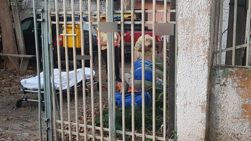 Idosa fica ferida ao cair depois de levar a capelinha na vizinha
