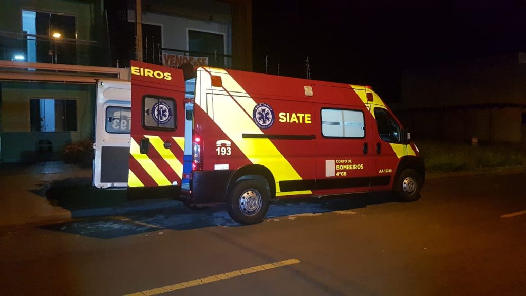 Vítima de queda de plano elevado é socorrida na Rua Guaracy Justino Perin