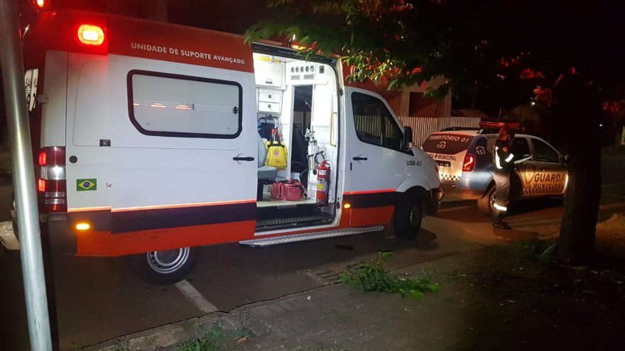 Homem em surto e violento é socorrido na Rua Rio Grande do Sul