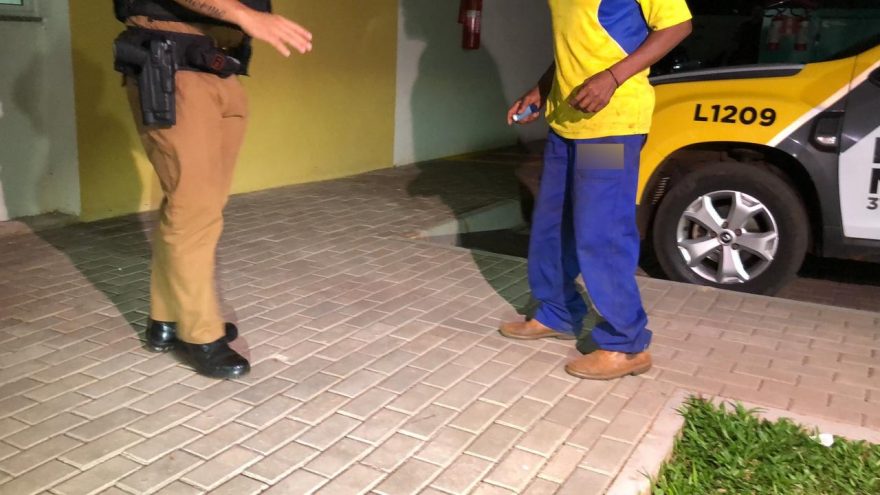 Homem é preso com arma de fogo após agredir a companheira
