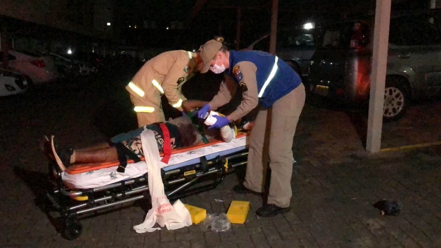 Homem entra em condomínio para pedir ajuda após ser esfaqueado no Country