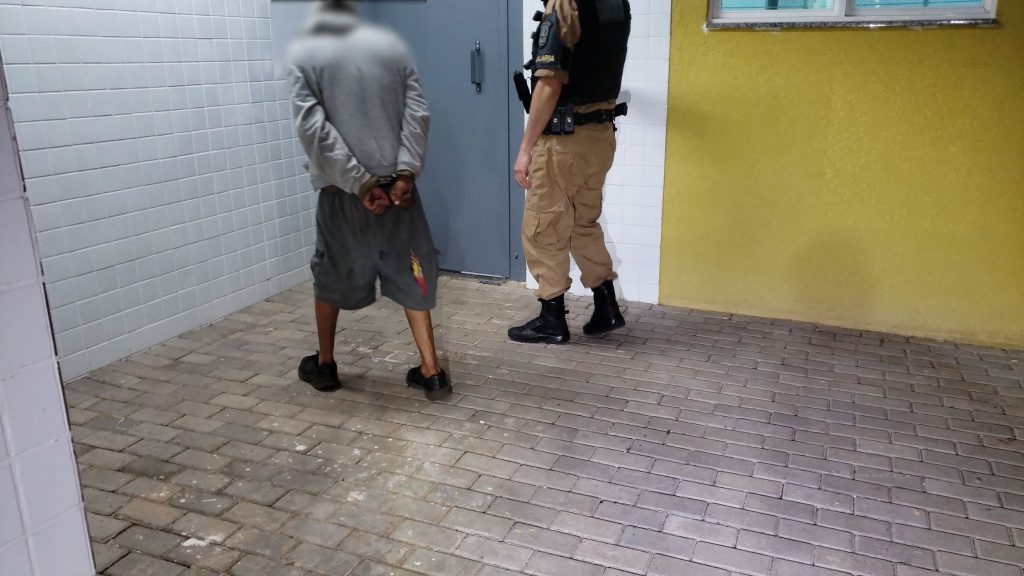 Cavalaria prende homem com mandado judicial em aberto por furto