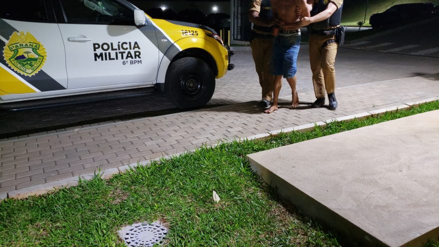 Suspeito de furto resiste à detenção e desacata policias no centro