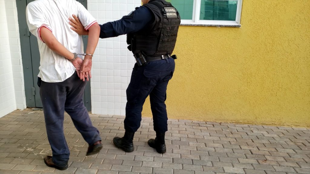 Jovem é detido após tentar roubar celular de passageira no transporte coletivo no centro