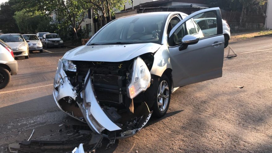 Acidente entre carro e caminhão é registrado na rua Cuiabá