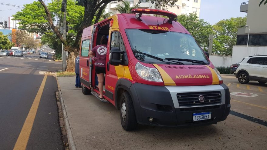 Mulher é socorrida com múltiplas contusões após acidente entre moto e Sandero