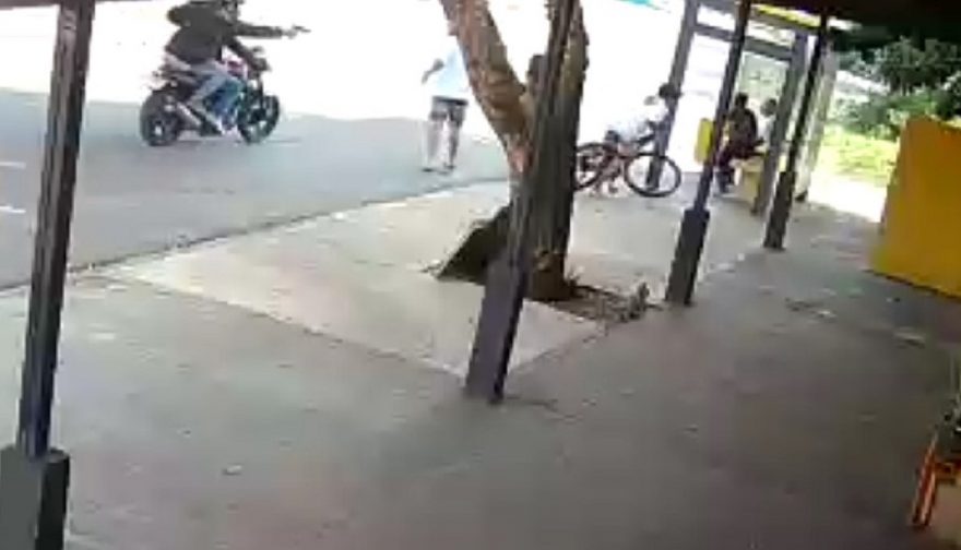 Câmera flagra adolescente sendo executado no bairro XIV de Novembro