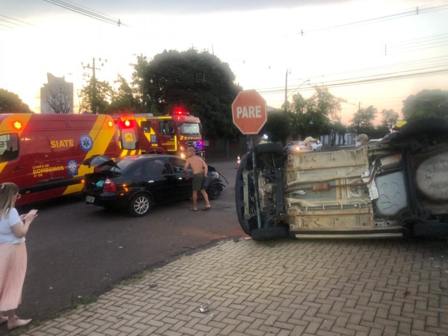 Carro tomba em forte colisão no Country